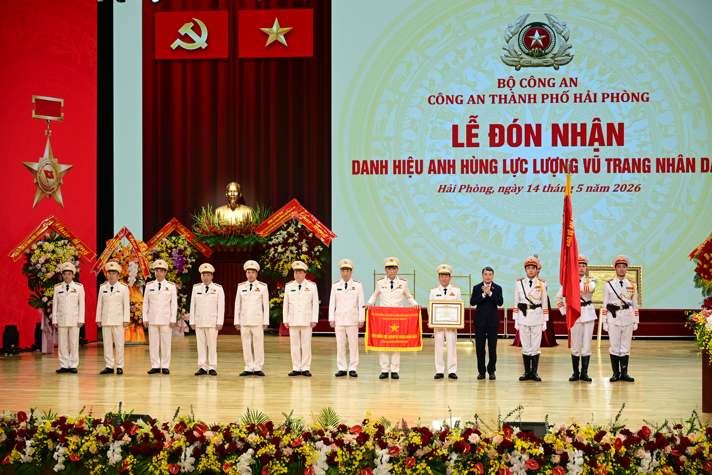 Thủ tướng Chính phủ Lê Minh Hưng dự lễ trao tặng danh hiệu Anh hùng lực lượng vũ trang nhân dân tới Công an thành phố Hải Phòng